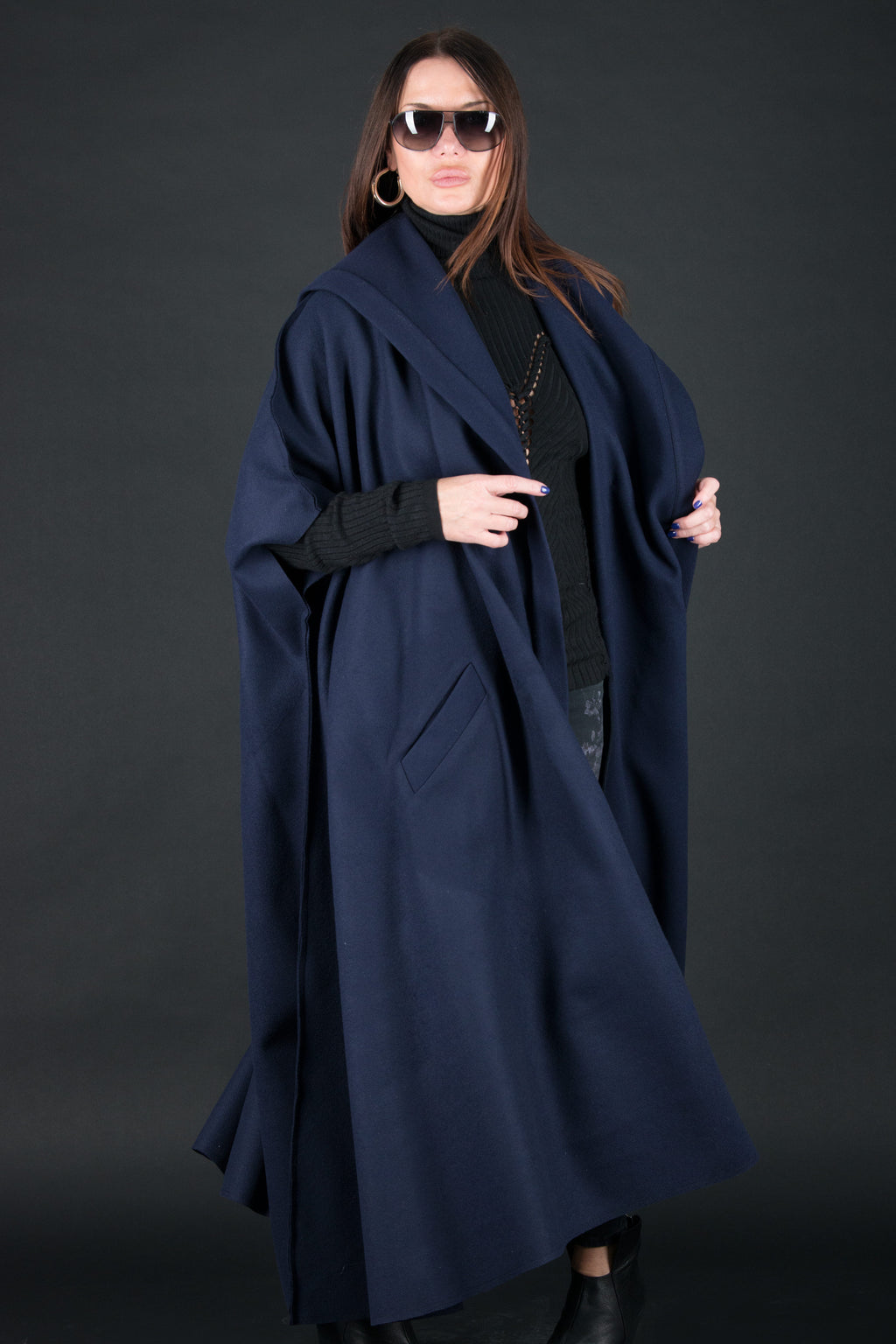 Dark blue sleeveless wool-blend cape with single-button closure and side pockets - cashmere-like feel, Carly | EUG Fashion #dark-blue
