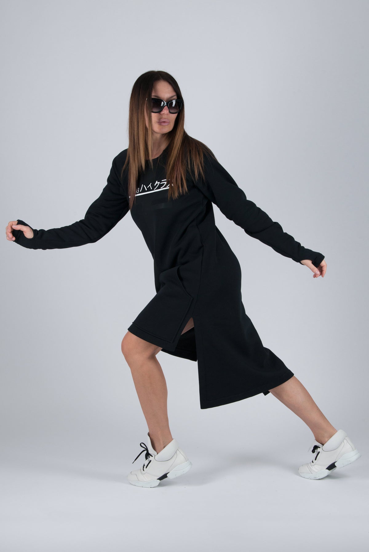 Black wadded cotton sweatshirt dress with Japanese script print and side pockets - casual sporty everyday style, Izabel | EUG Fashion #black
