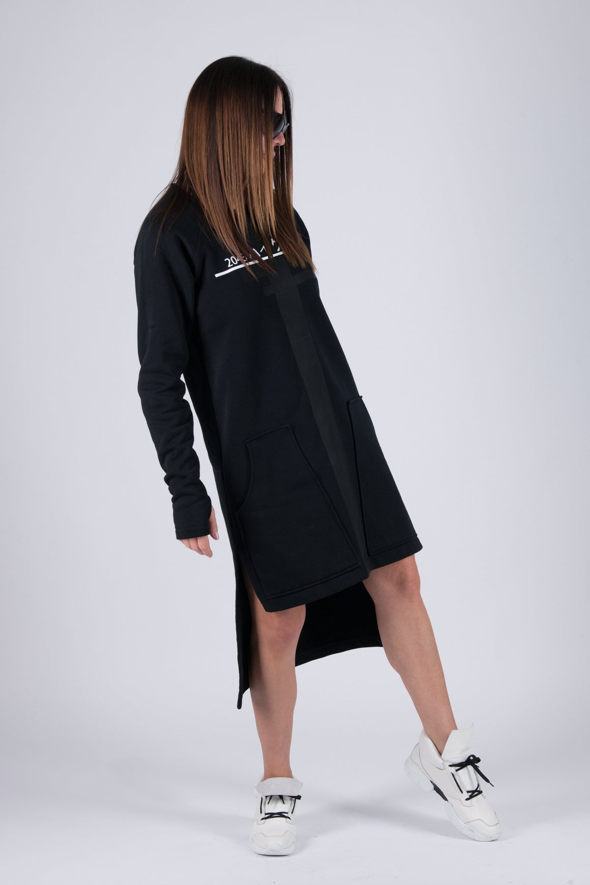 Black wadded cotton sweatshirt dress with Japanese script print and side pockets - casual sporty everyday style, Izabel | EUG Fashion #black
