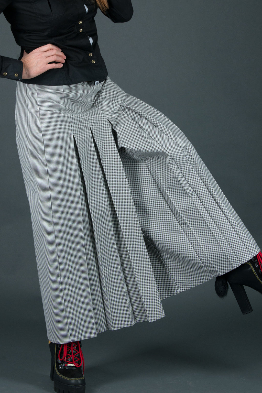 Black and white houndstooth wide-leg pants - front pleats, ankle length and back zip fastening, COLLIN | EUG Fashion #houndstooth