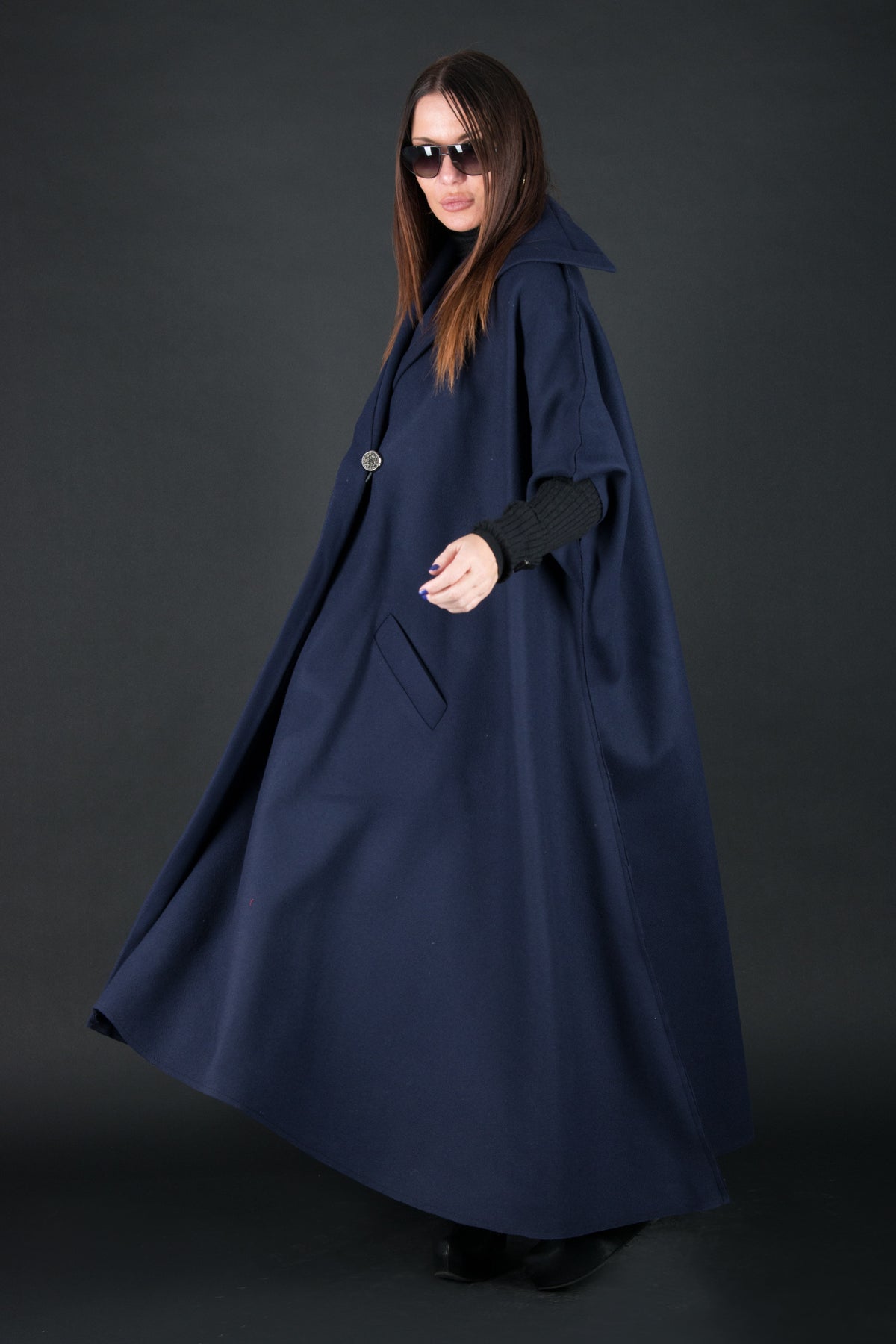 Dark blue sleeveless wool-blend cape with single-button closure and side pockets - cashmere-like feel, Carly | EUG Fashion #dark-blue
