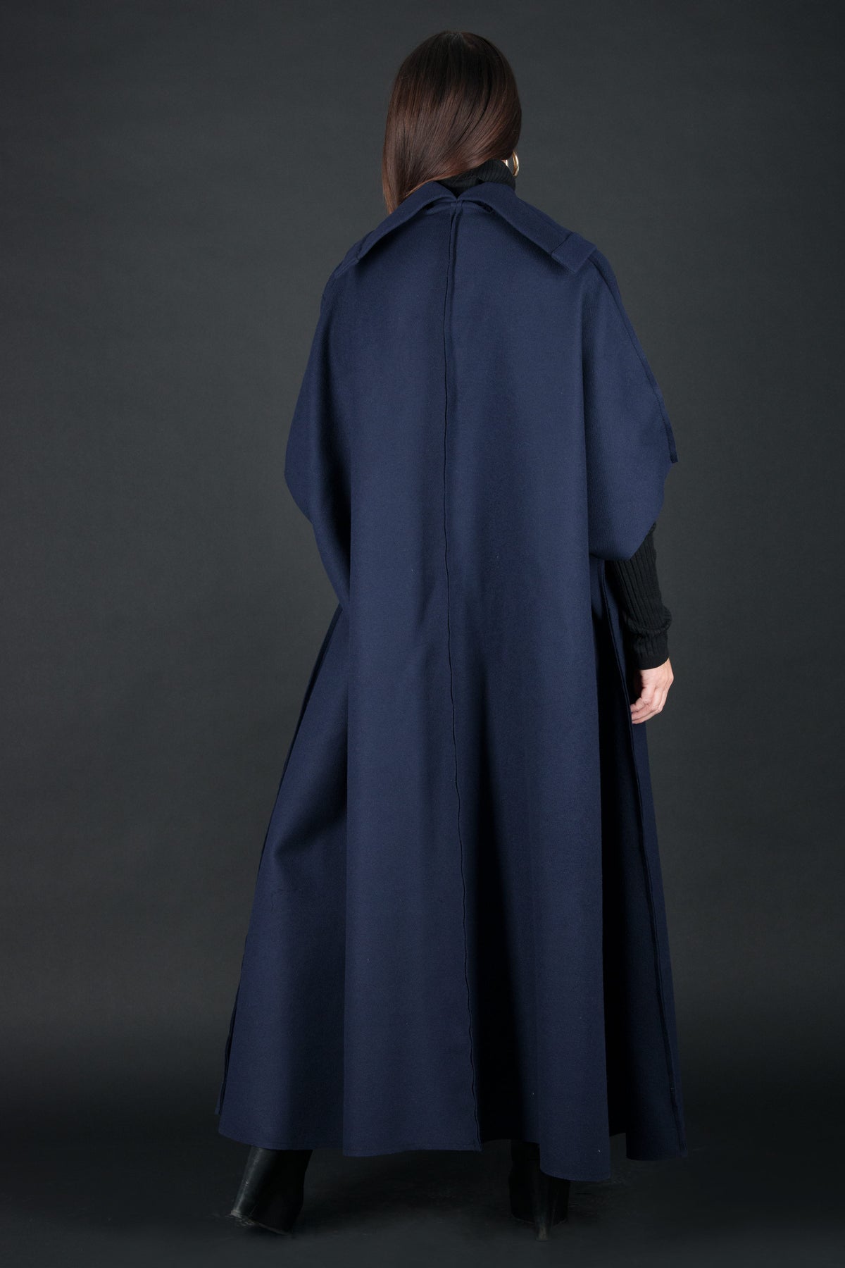 Dark blue sleeveless wool-blend cape with single-button closure and side pockets - cashmere-like feel, Carly | EUG Fashion #dark-blue
