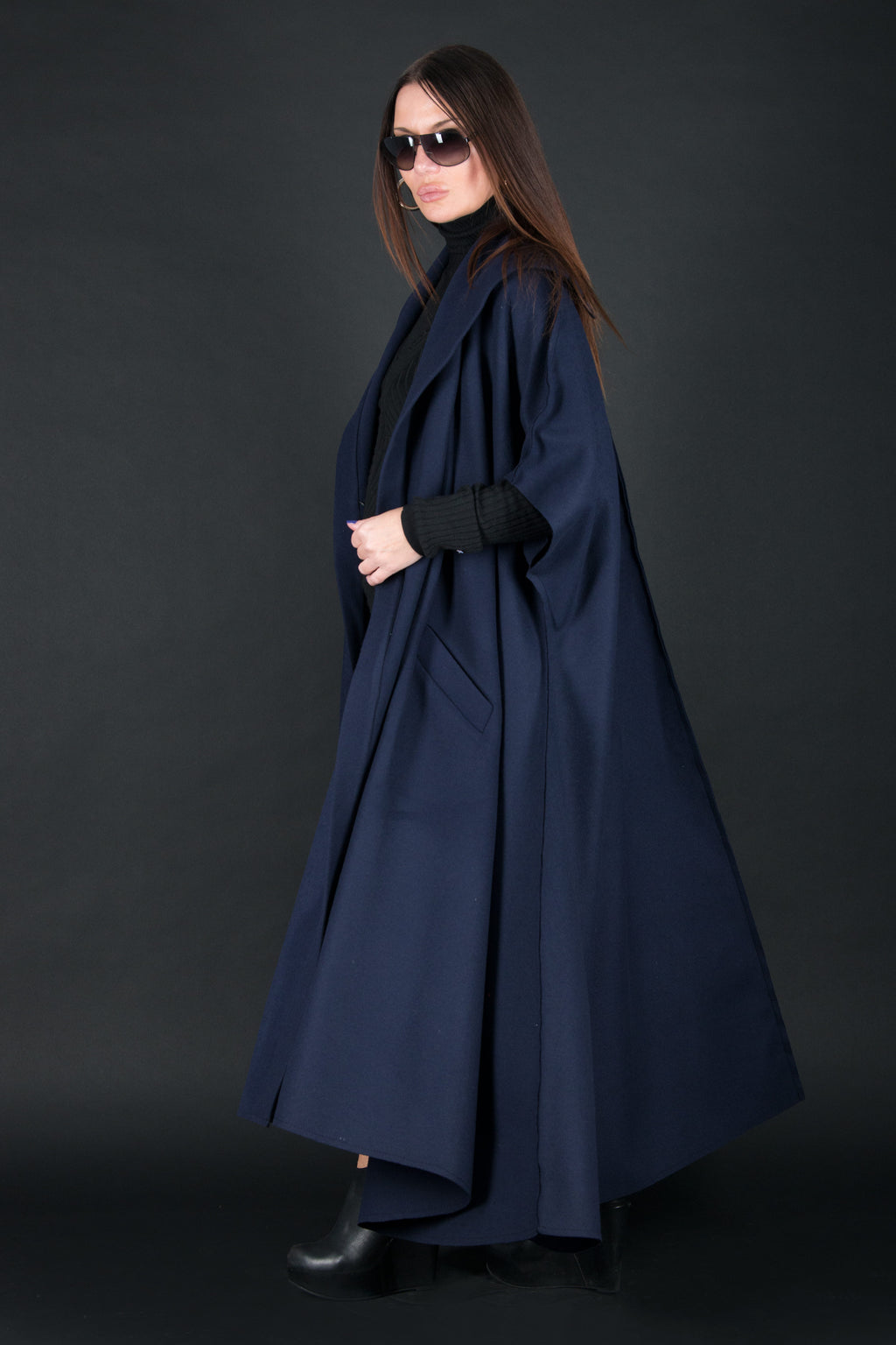Dark blue sleeveless wool-blend cape with single-button closure and side pockets - cashmere-like feel, Carly | EUG Fashion #dark-blue
