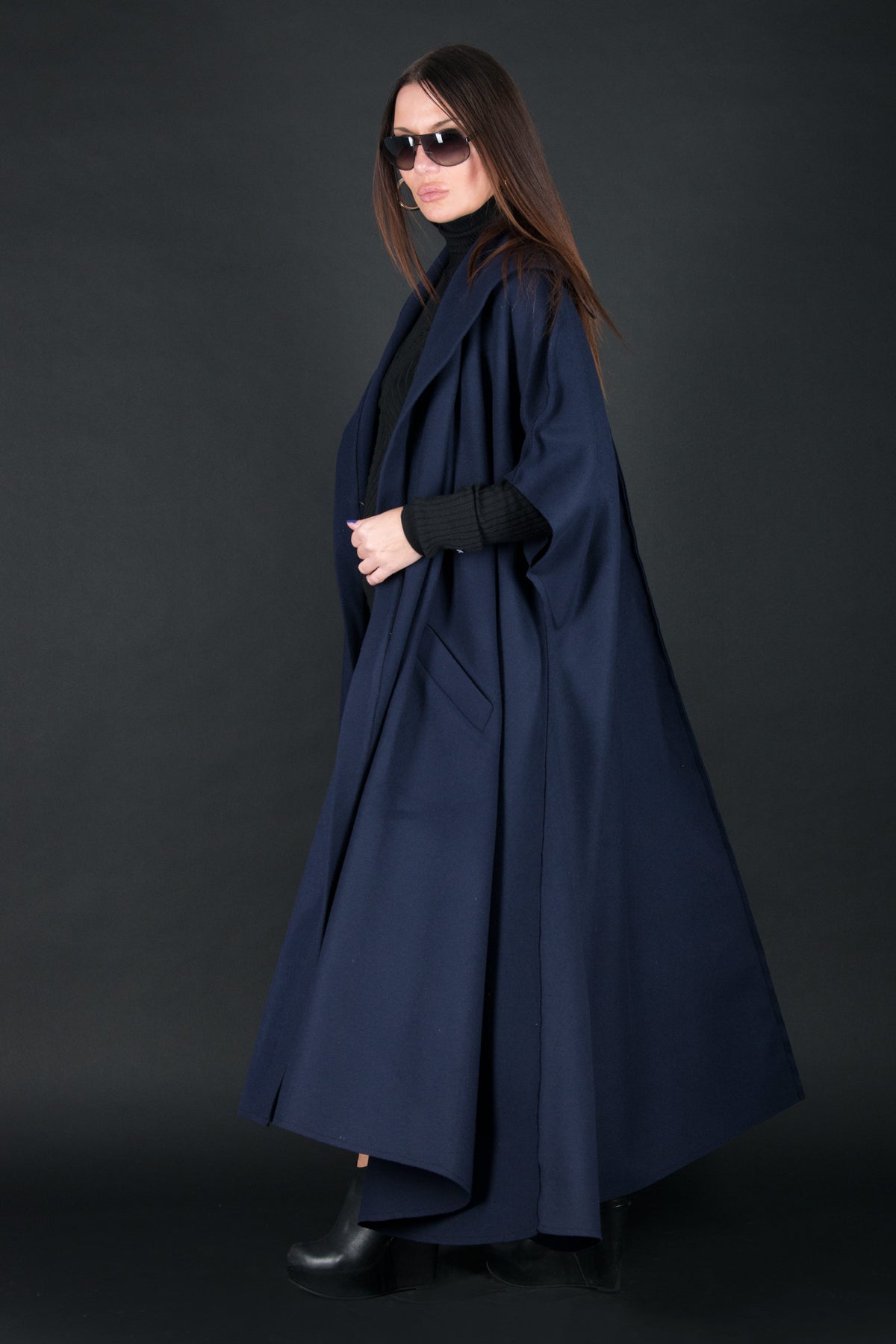 Dark blue sleeveless wool-blend cape with single-button closure and side pockets - cashmere-like feel, Carly | EUG Fashion #dark-blue
