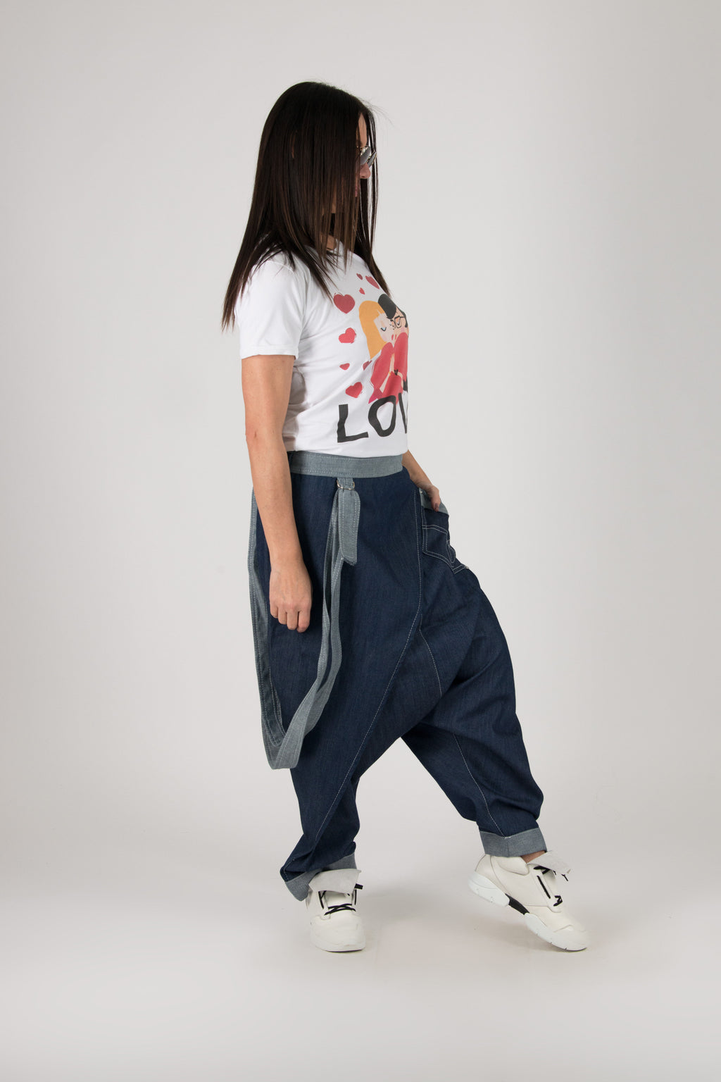 Dark blue jeans drop-crotch pants Lesila — side view, studio
