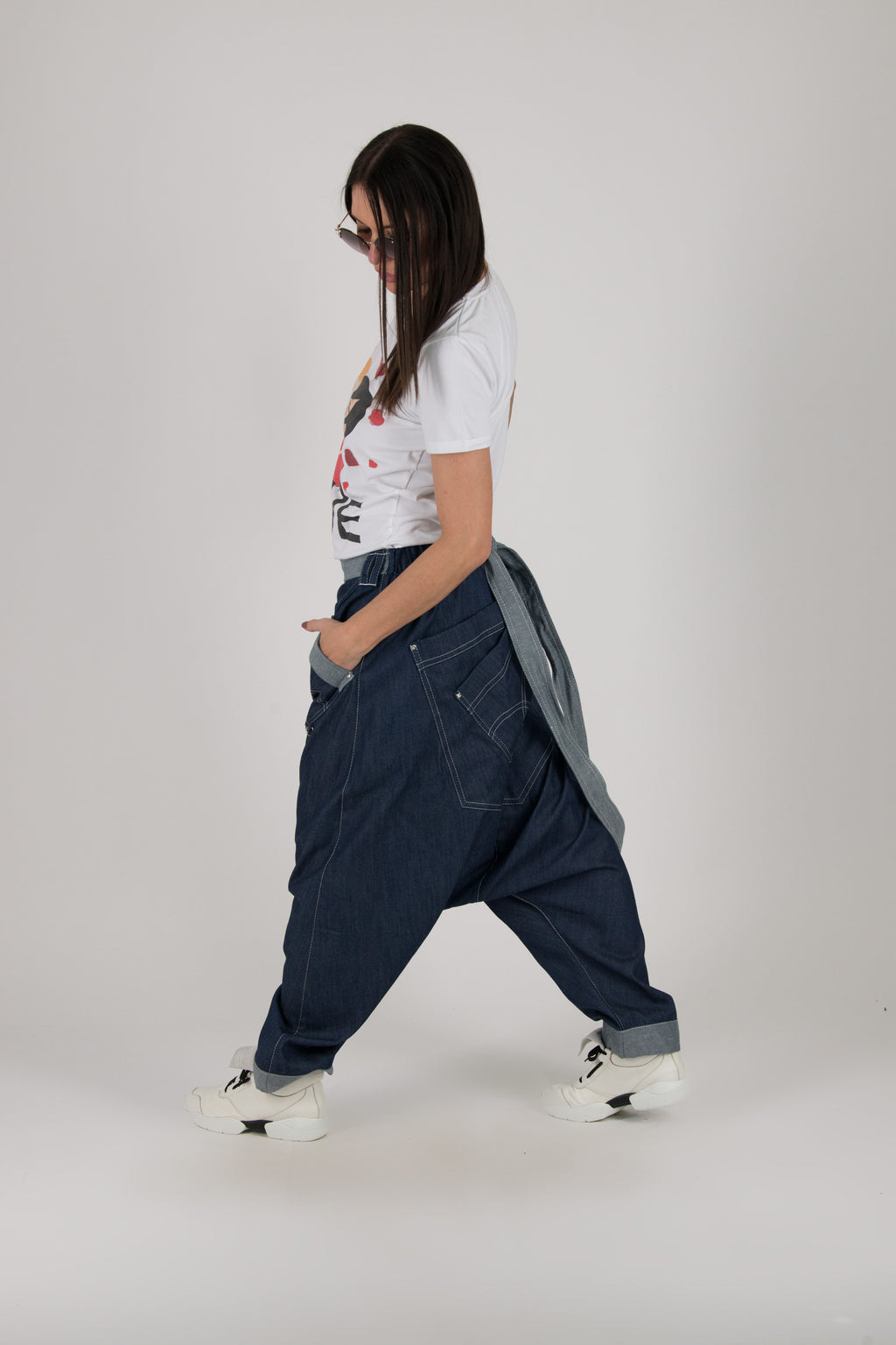 Dark blue jeans drop-crotch pants Lesila — side view, studio

