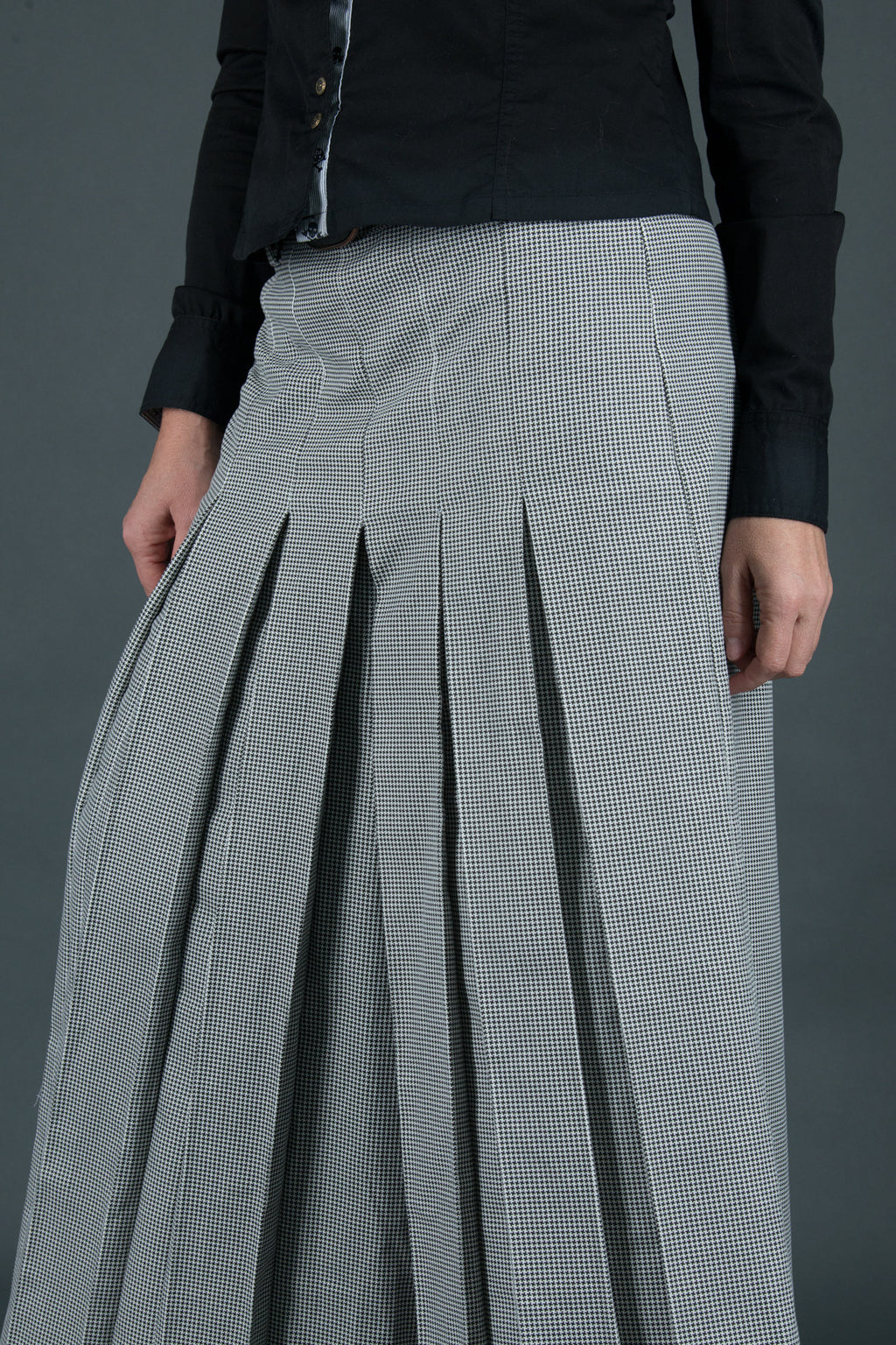 Black and white houndstooth wide-leg pants - front pleats, ankle length and back zip fastening, COLLIN | EUG Fashion #houndstooth