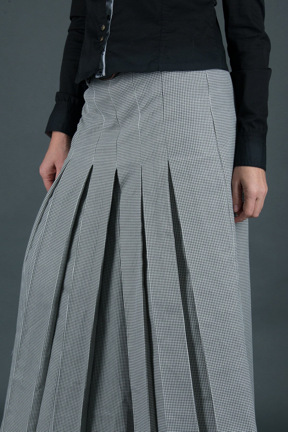 Black and white houndstooth wide-leg pants - front pleats, ankle length and back zip fastening, COLLIN | EUG Fashion #houndstooth