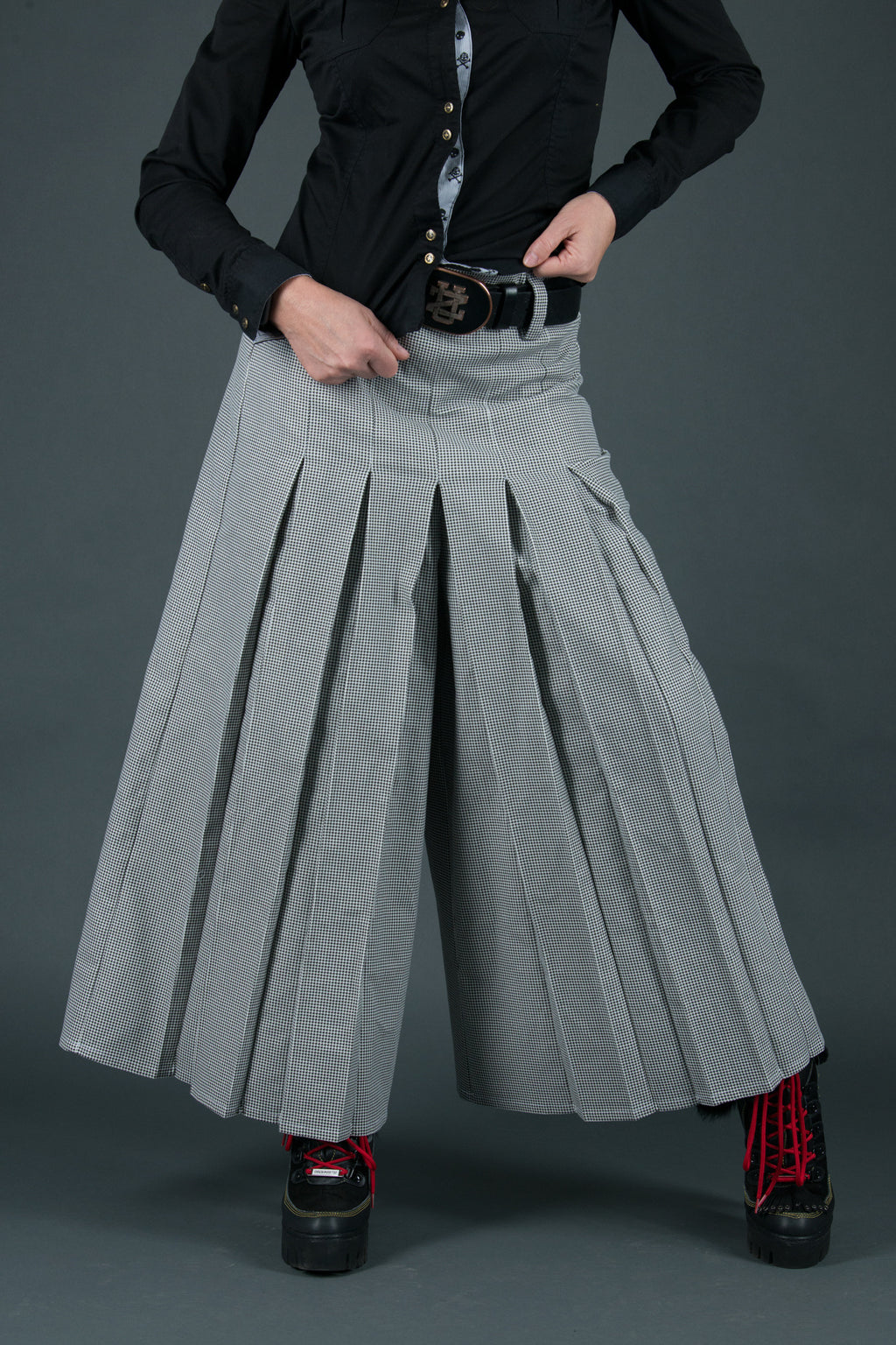 Black and white houndstooth wide-leg pants - front pleats, ankle length and back zip fastening, COLLIN | EUG Fashion #houndstooth