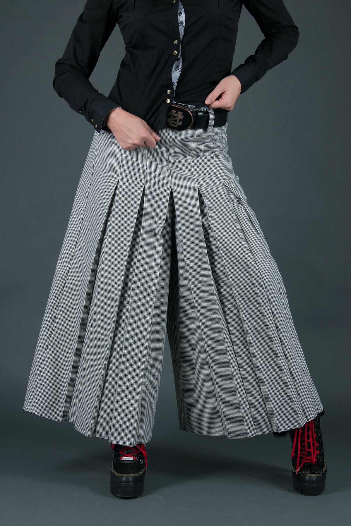 Black and white houndstooth wide-leg pants - front pleats, ankle length and back zip fastening, COLLIN | EUG Fashion #houndstooth