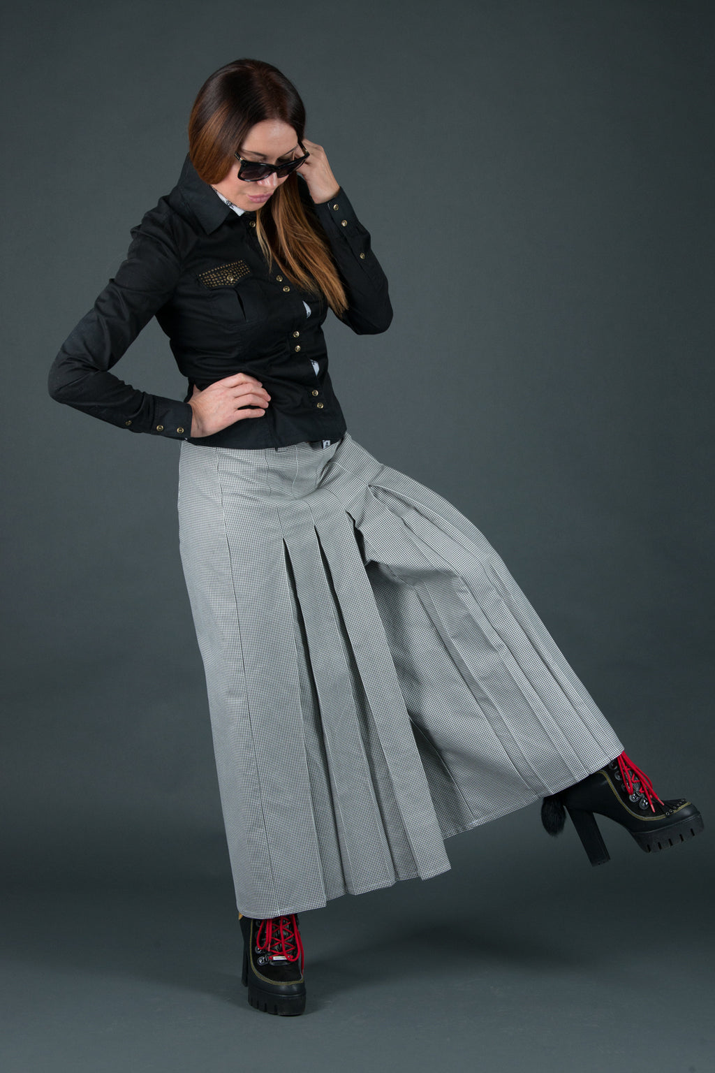 Black and white houndstooth wide-leg pants - front pleats, ankle length and back zip fastening, COLLIN | EUG Fashion #houndstooth