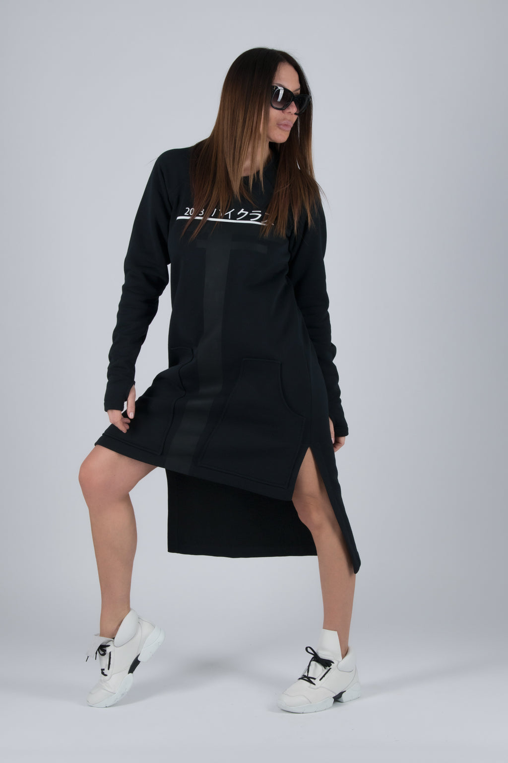 Black wadded cotton sweatshirt dress with Japanese script print and side pockets - casual sporty everyday style, Izabel | EUG Fashion #black
