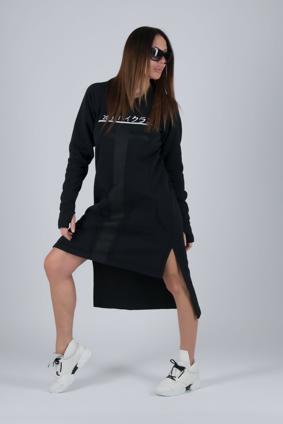 Black wadded cotton sweatshirt dress with Japanese script print and side pockets - casual sporty everyday style, Izabel | EUG Fashion #black
