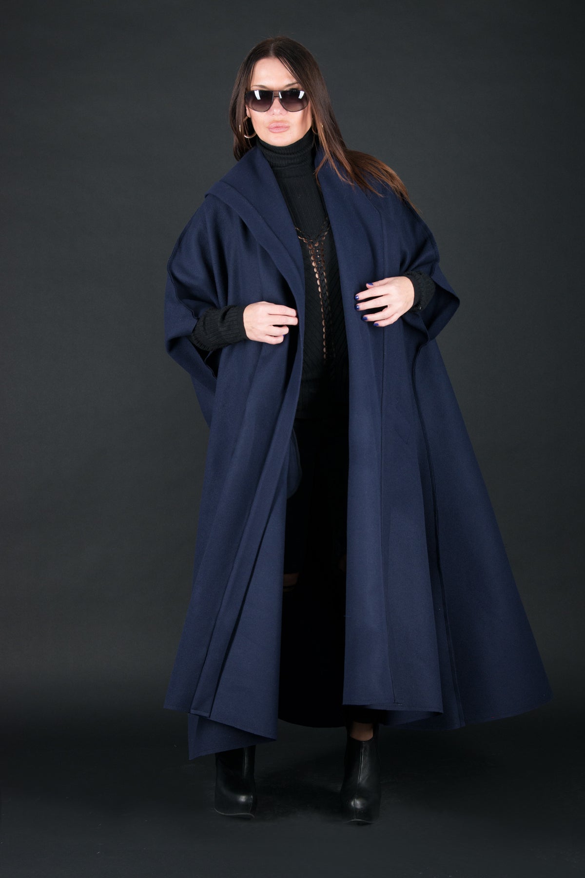 Dark blue sleeveless wool-blend cape with single-button closure and side pockets - cashmere-like feel, Carly | EUG Fashion #dark-blue
