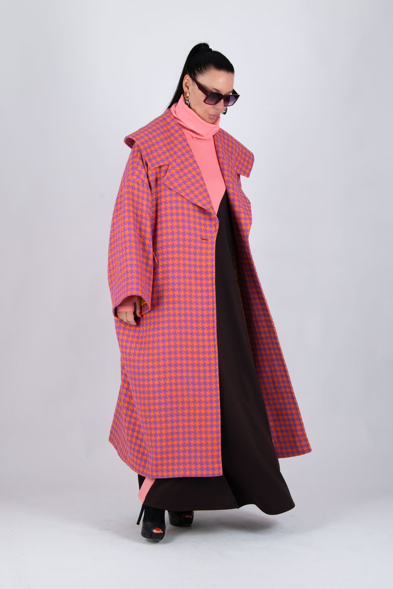 Pink-orange houndstooth cape coat with contrasting lining and wide sleeves - loose silhouette, Siri | EUG Fashion