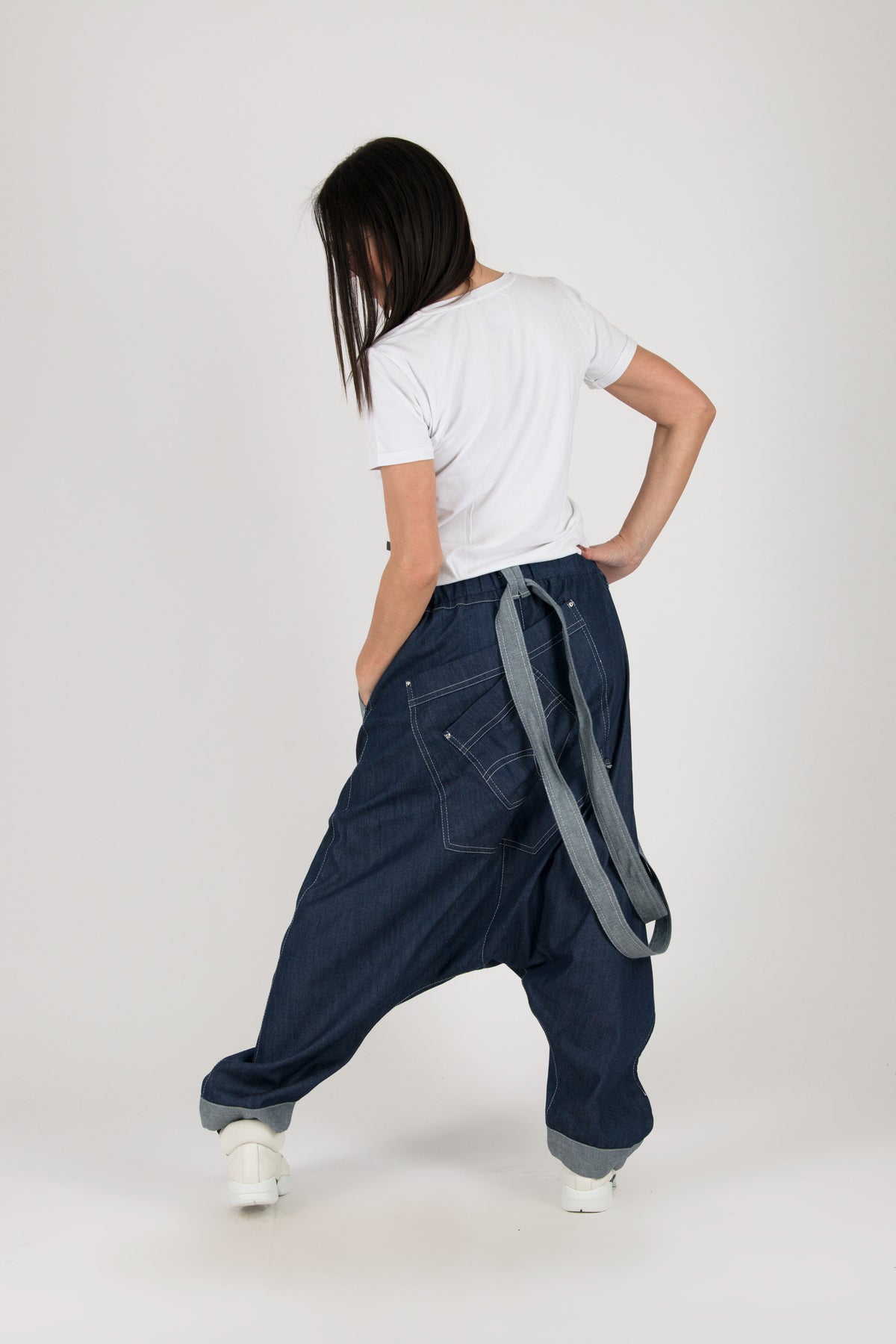 Dark blue jeans drop-crotch pants Lesila — side view, studio
