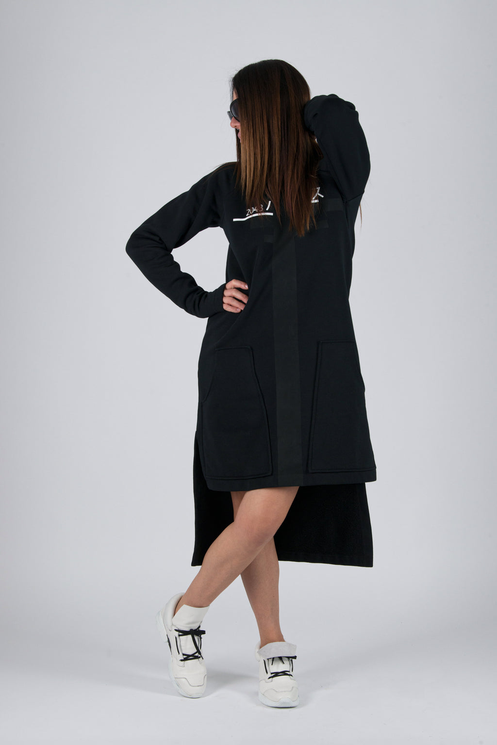 Black wadded cotton sweatshirt dress with Japanese script print and side pockets - casual sporty everyday style, Izabel | EUG Fashion #black
