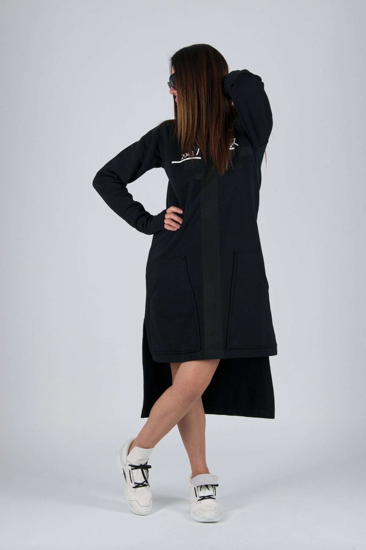 Black wadded cotton sweatshirt dress with Japanese script print and side pockets - casual sporty everyday style, Izabel | EUG Fashion #black
