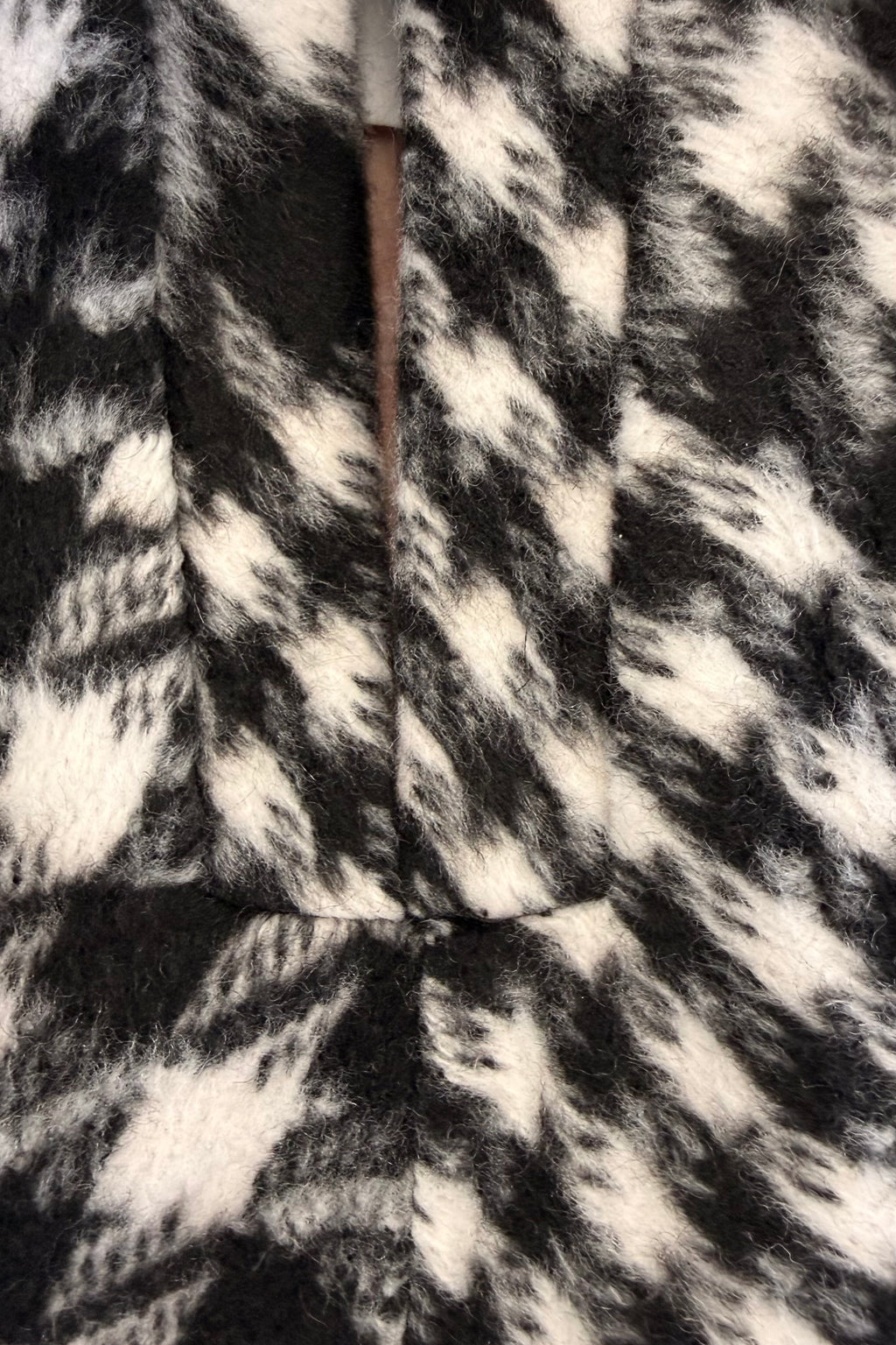 Black and white houndstooth cape coat - A-line silhouette, arm openings and above-knee length, HEIDI | EUG Fashion #houndstooth