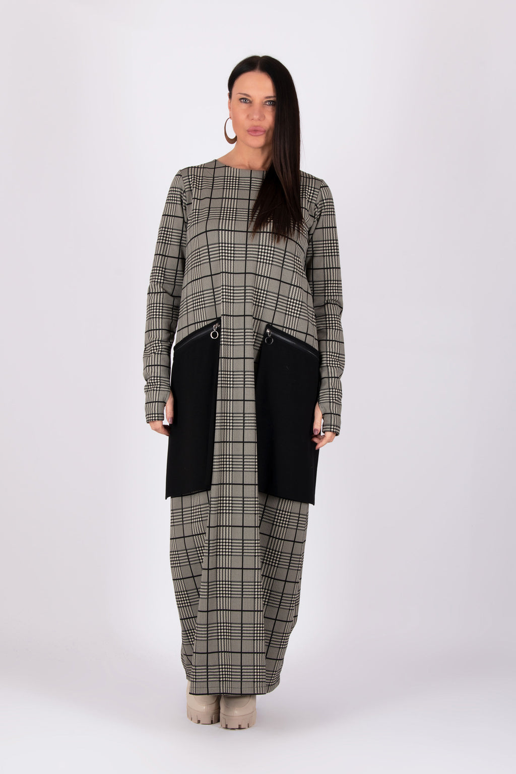 Plaid maxi dress - black and beige pattern, large black pockets, gathered back panel and thumb-hole sleeves, Lara | EUG Fashion #plaid