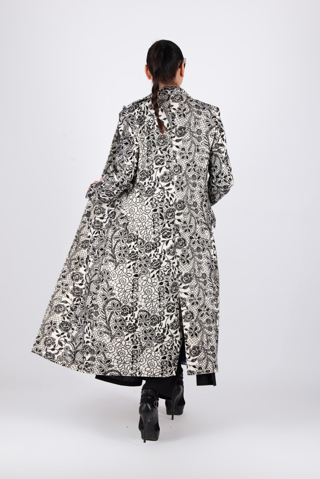 Off-white embroidered wool coat Astela with blue lining and notched lapel - EUG Fashion #off-white

