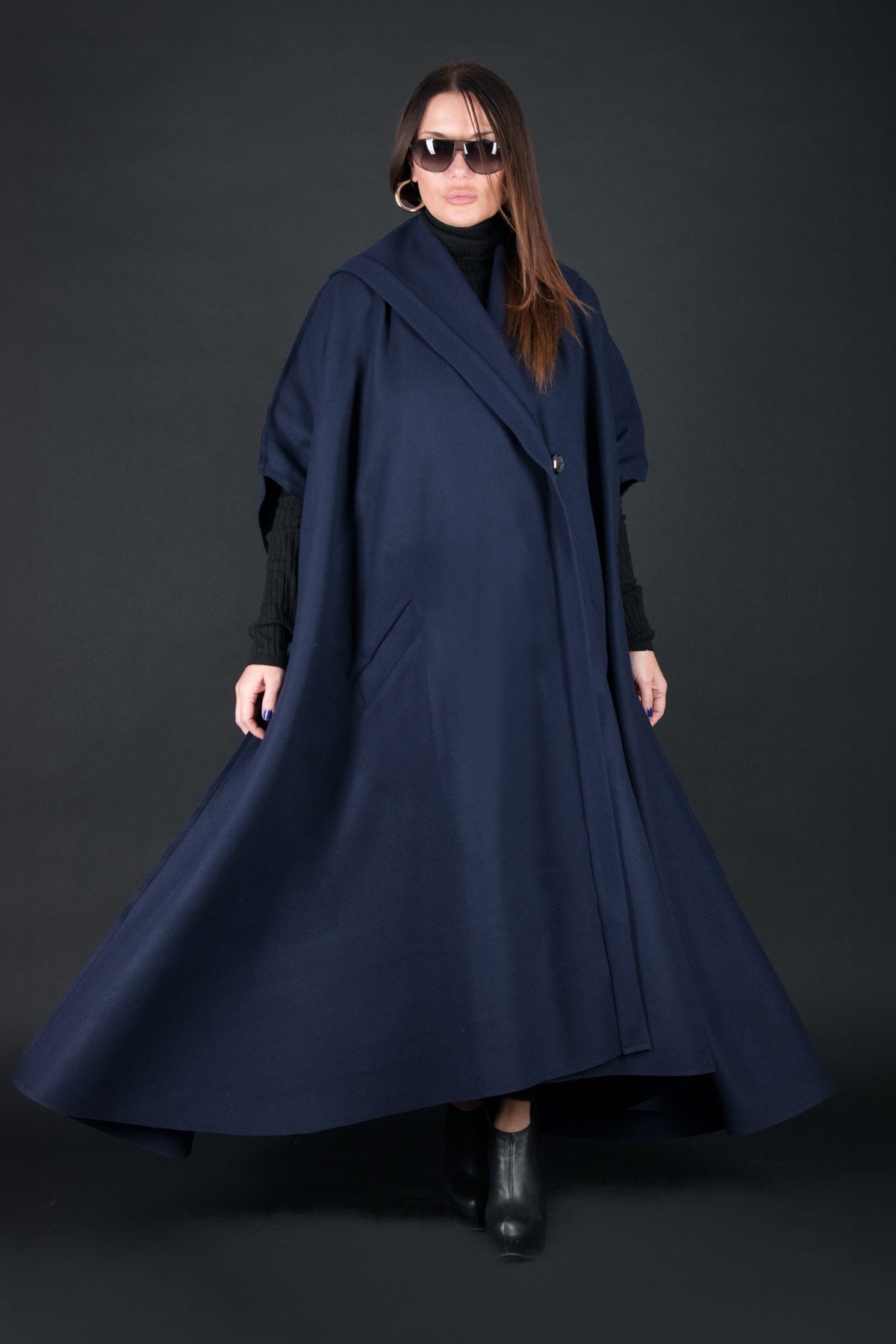 Dark blue sleeveless wool-blend cape with single-button closure and side pockets - cashmere-like feel, Carly | EUG Fashion #dark-blue
