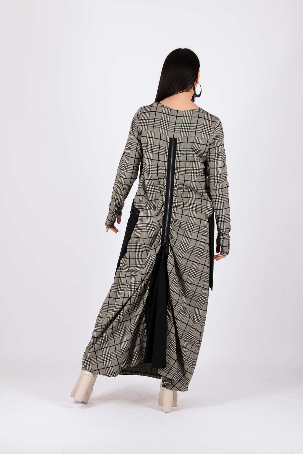 Plaid maxi dress - black and beige pattern, large black pockets, gathered back panel and thumb-hole sleeves, Lara | EUG Fashion #plaid
