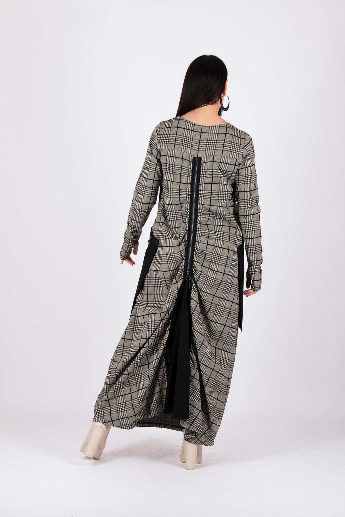 Plaid maxi dress - black and beige pattern, large black pockets, gathered back panel and thumb-hole sleeves, Lara | EUG Fashion #plaid