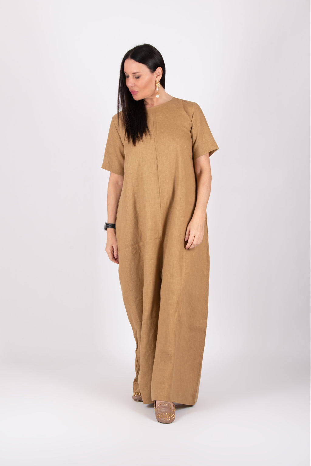 Woman wearing a beige jumpsuit - EUG fashion