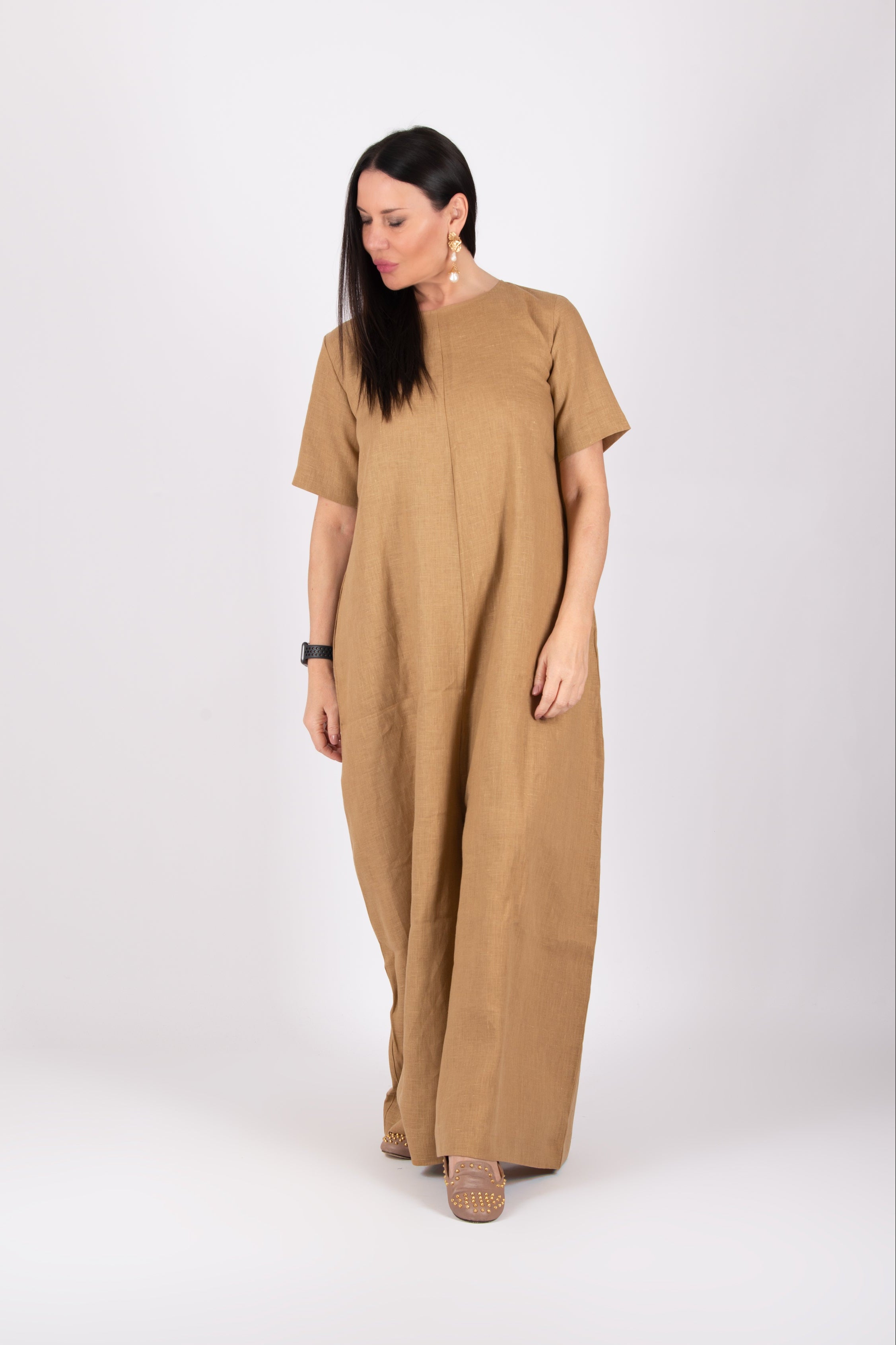 Woman wearing a beige jumpsuit - EUG fashion