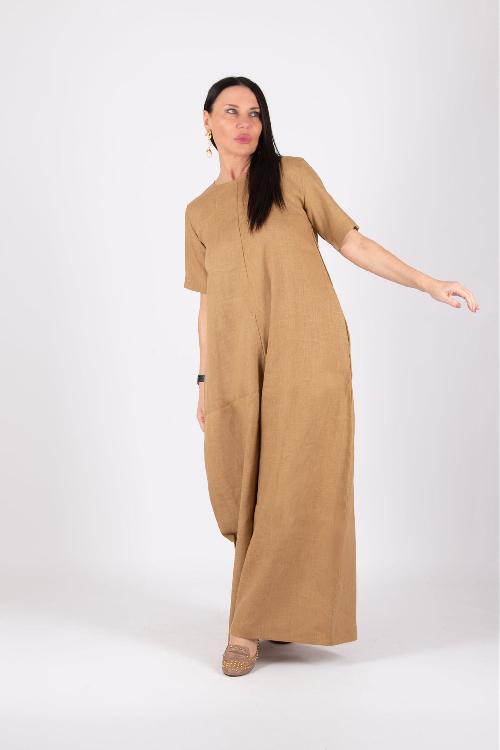 Woman wearing a long beige jumpsuit - Eug fashion 