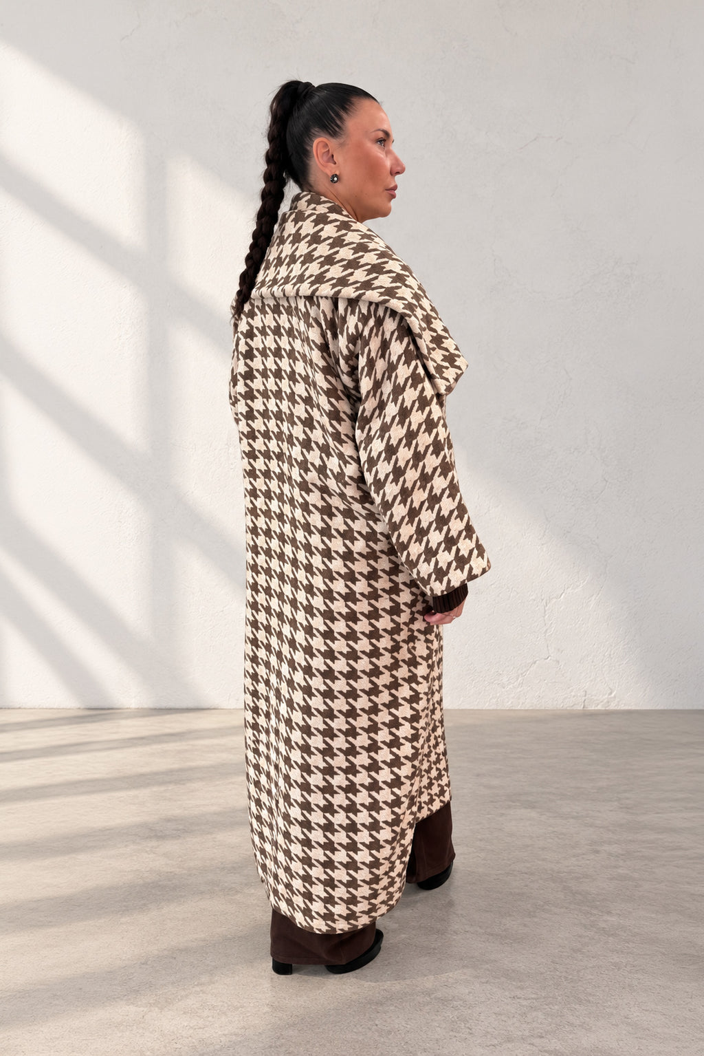 Brown houndstooth wool coat with shawl collar and waist belt - long silhouette, no lining, Ofelia | EUG Fashion #brown
