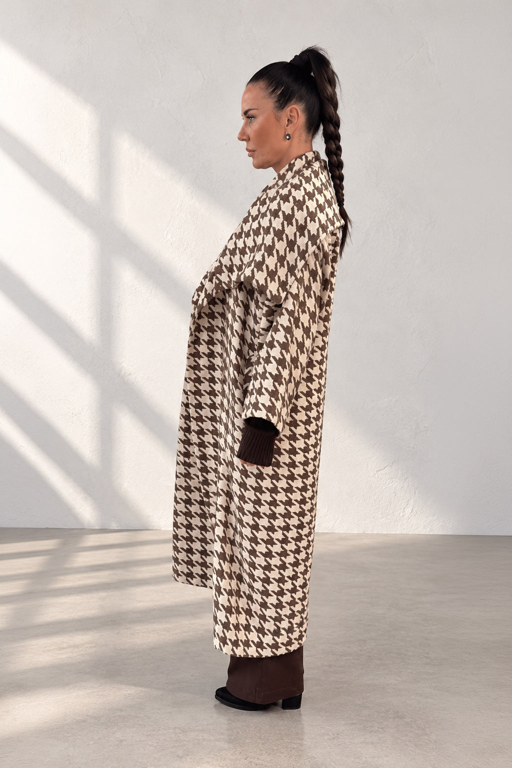Brown houndstooth wool coat with shawl collar and waist belt - long silhouette, no lining, Ofelia | EUG Fashion #brown
