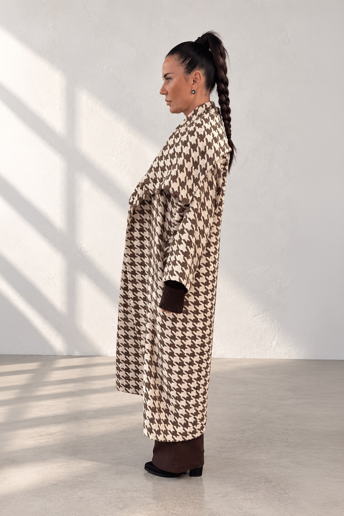 Brown houndstooth wool coat with shawl collar and waist belt - long silhouette, no lining, Ofelia | EUG Fashion #brown
