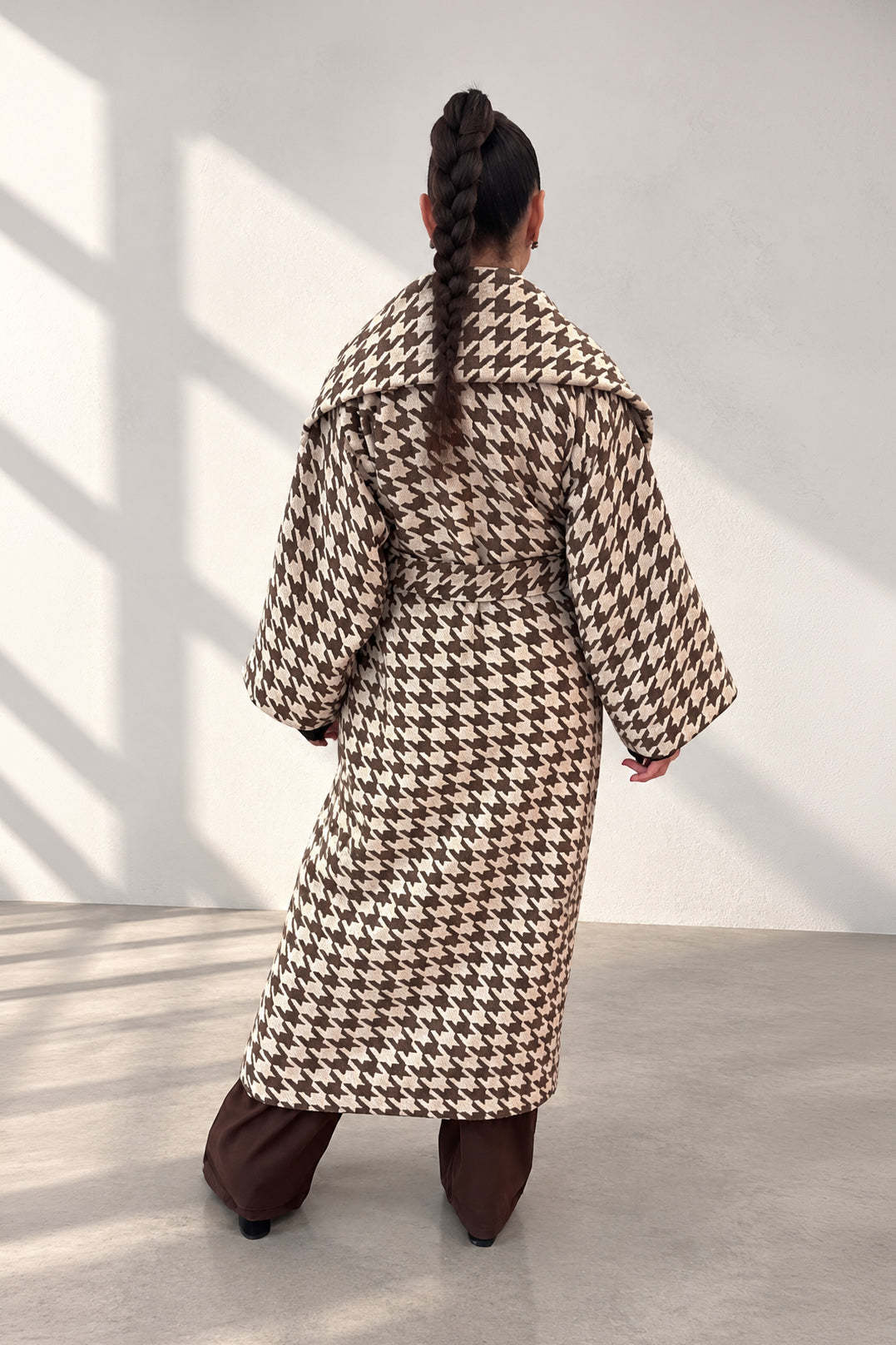 Brown houndstooth wool coat with shawl collar and waist belt - long silhouette, no lining, Ofelia | EUG Fashion #brown
