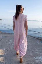 Woman in a pink jumpsuit loose fit - EUG fashion 
