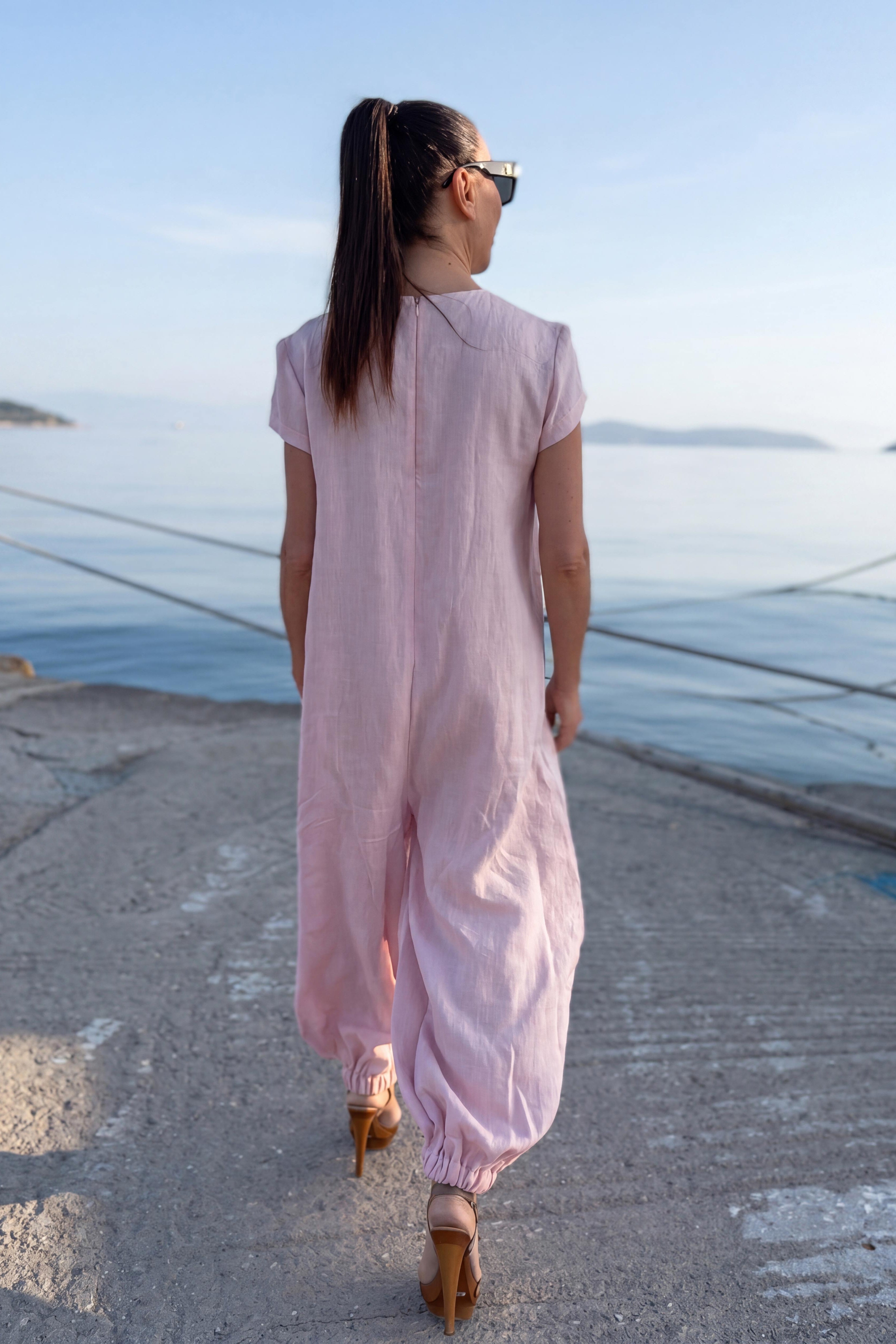 Woman in a pink jumpsuit loose fit - EUG fashion 