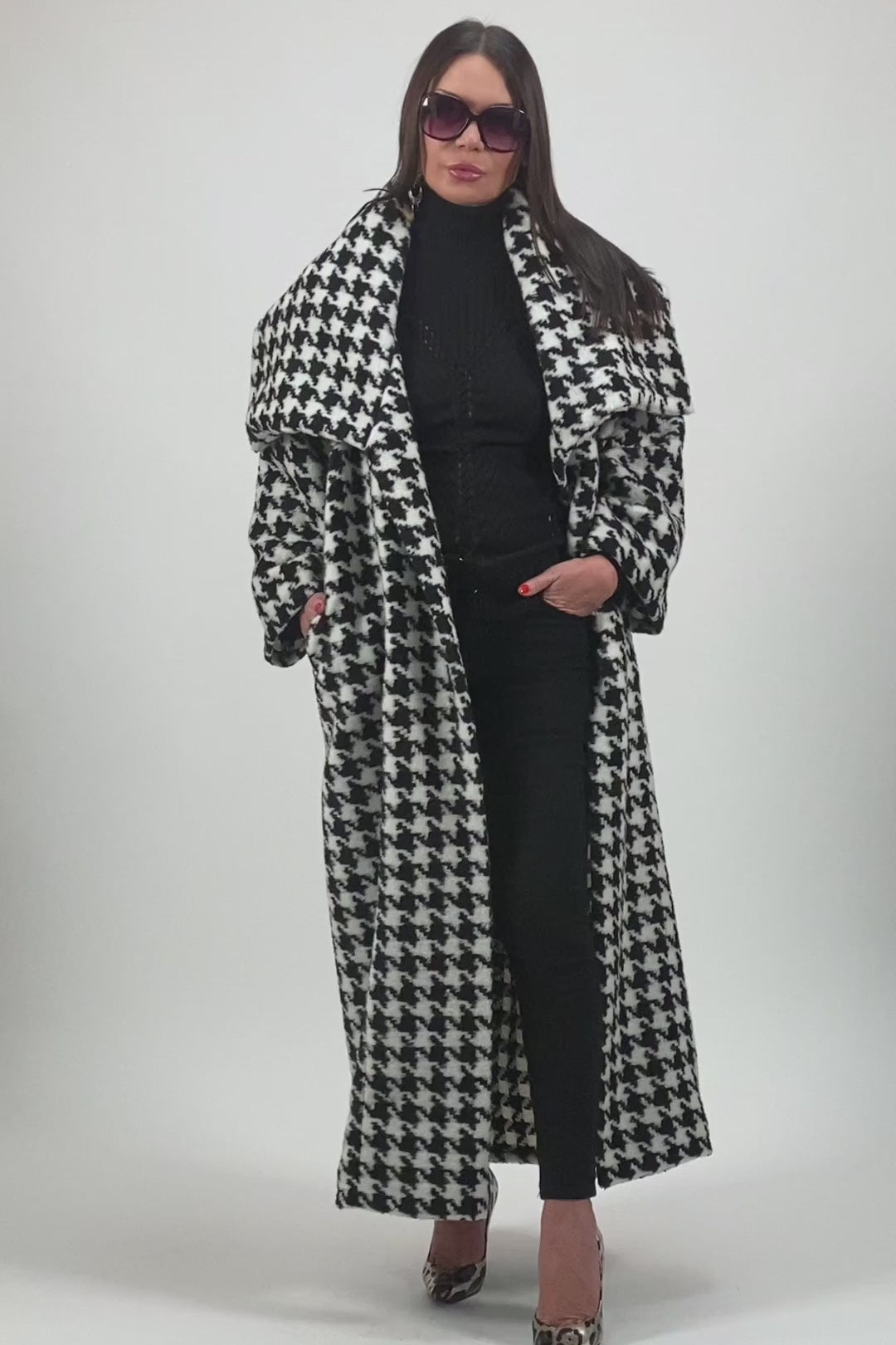 Black and white houndstooth winter coat Ofelia with belt - EUG Fashion #houndstooth
