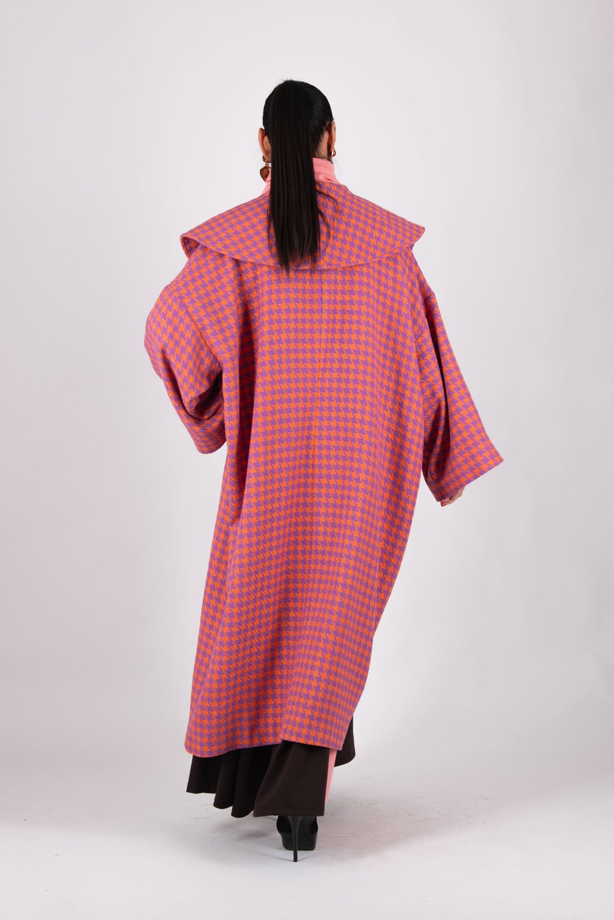 Pink-orange houndstooth cape coat with contrasting lining and wide sleeves - loose silhouette, Siri | EUG Fashion