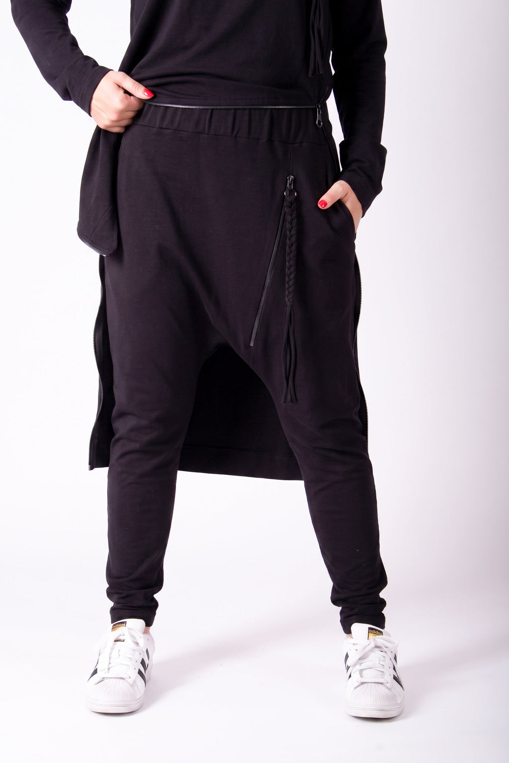woman-black-harem-pants