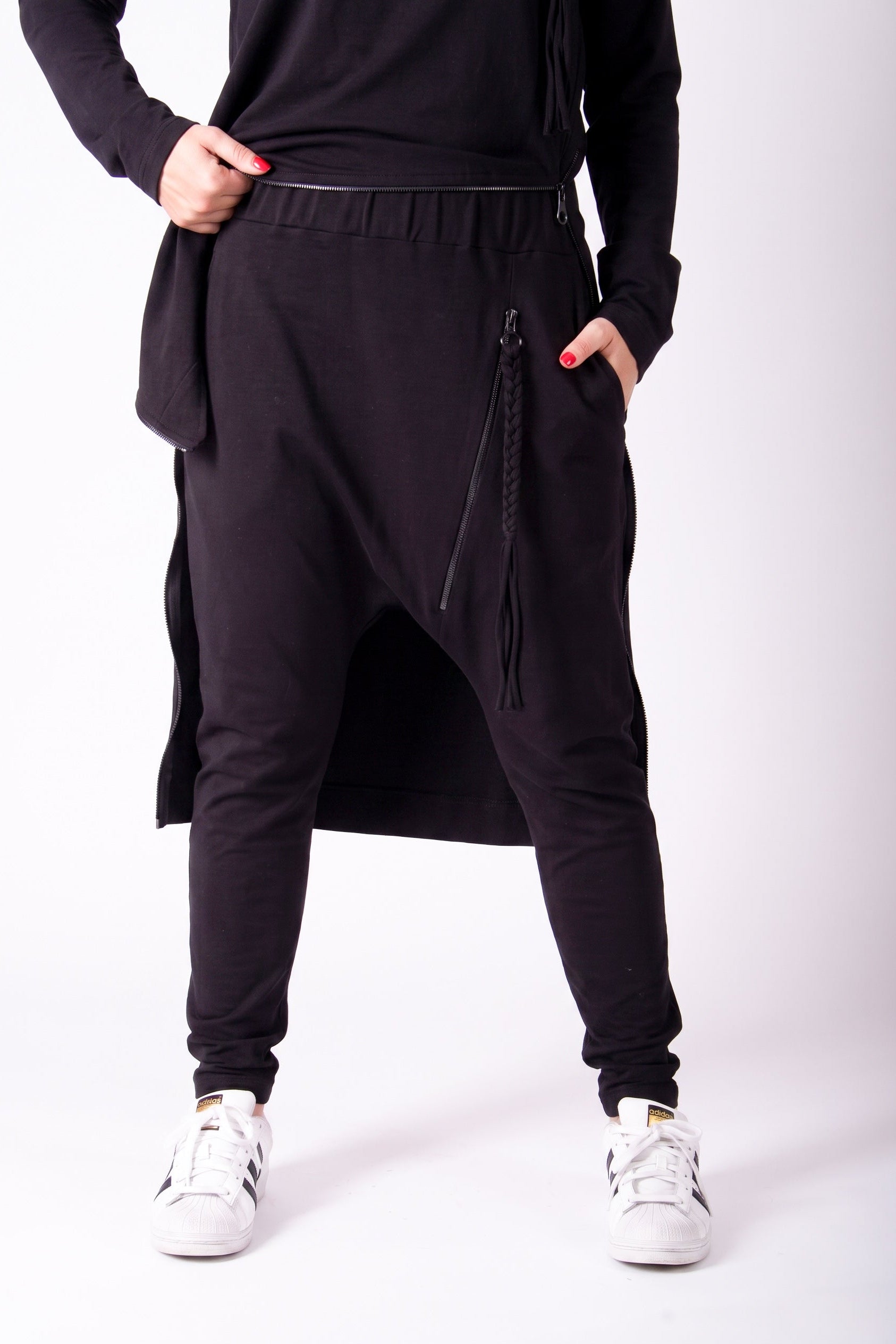 woman-black-harem-pants