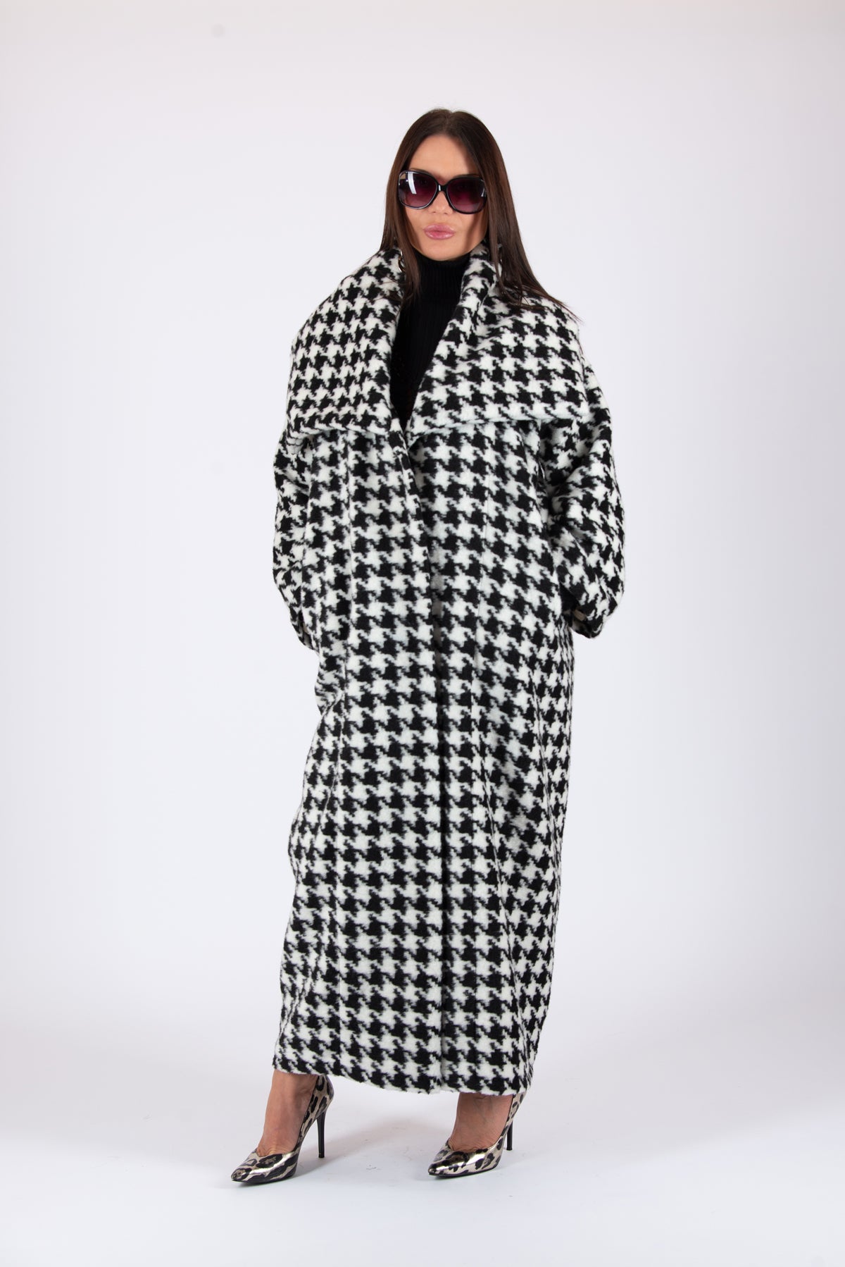 Black and white houndstooth winter coat Ofelia with belt - EUG Fashion #houndstooth

