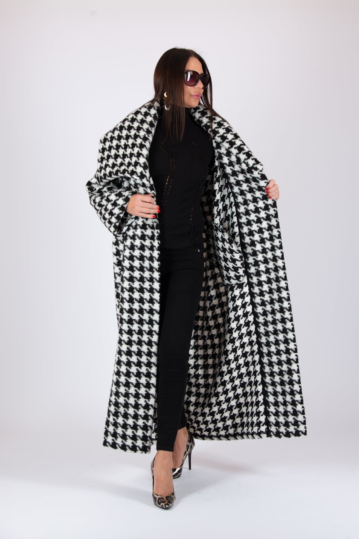 Black and white houndstooth winter coat Ofelia with belt - EUG Fashion #houndstooth
