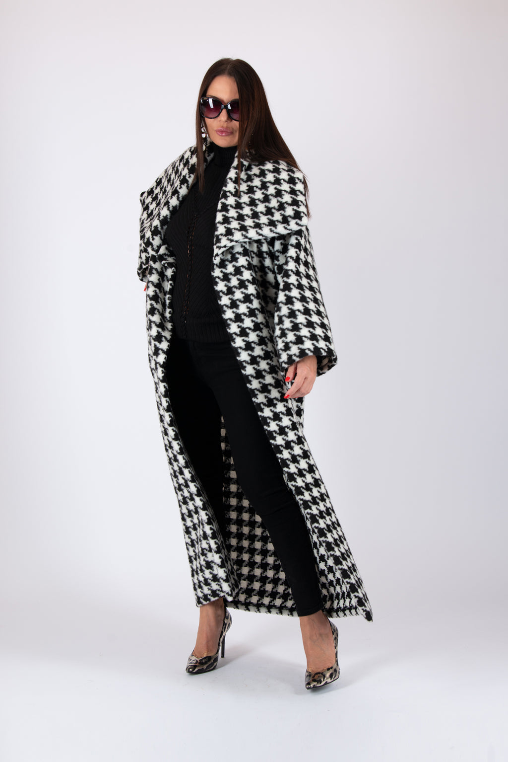 Black and white houndstooth winter coat Ofelia with belt - EUG Fashion #houndstooth
