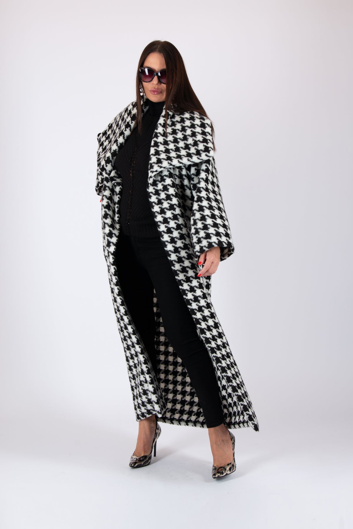 Black and white houndstooth winter coat Ofelia with belt - EUG Fashion #houndstooth
