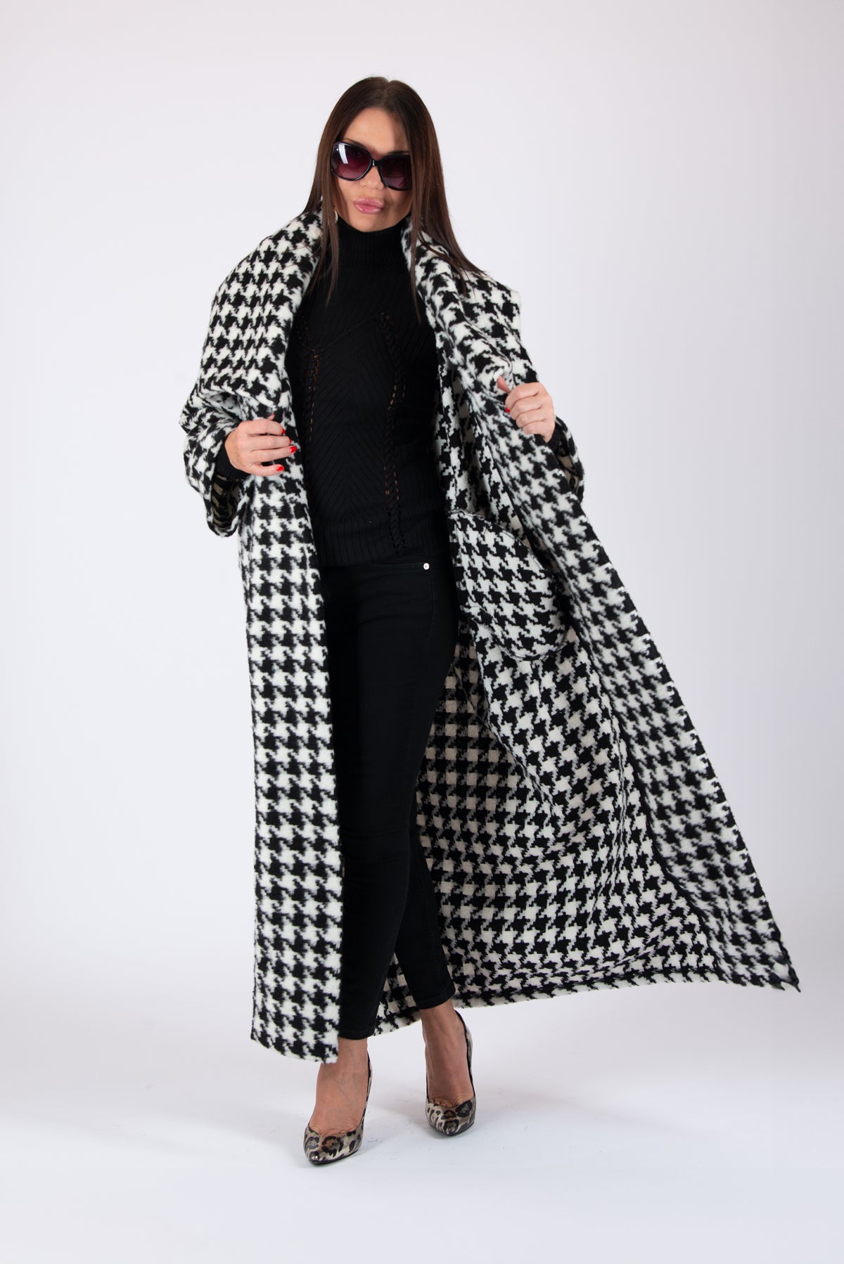 Black and white houndstooth winter coat Ofelia with belt - EUG Fashion #houndstooth
