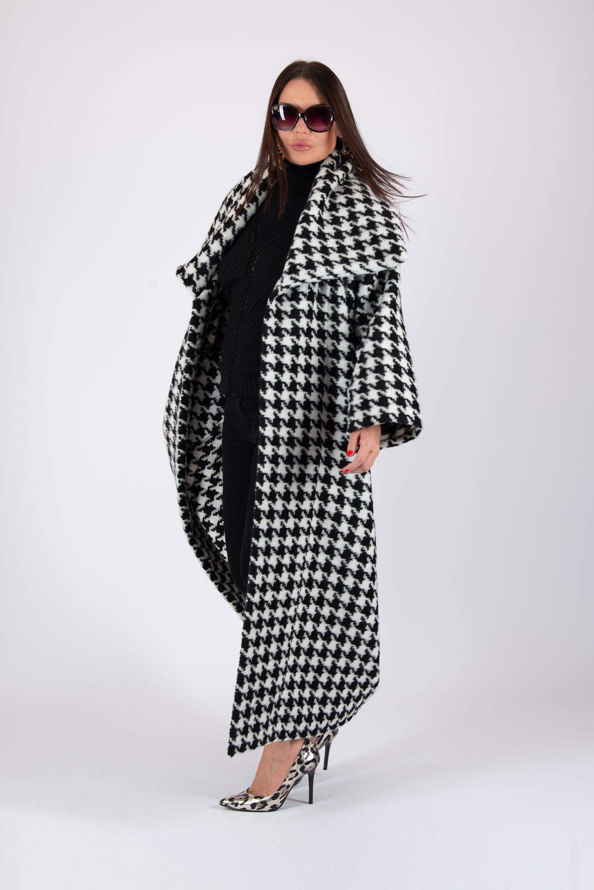 Black and white houndstooth winter coat Ofelia with belt - EUG Fashion #houndstooth
