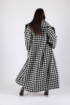 Black and white houndstooth winter coat Ofelia with belt - EUG Fashion #houndstooth
