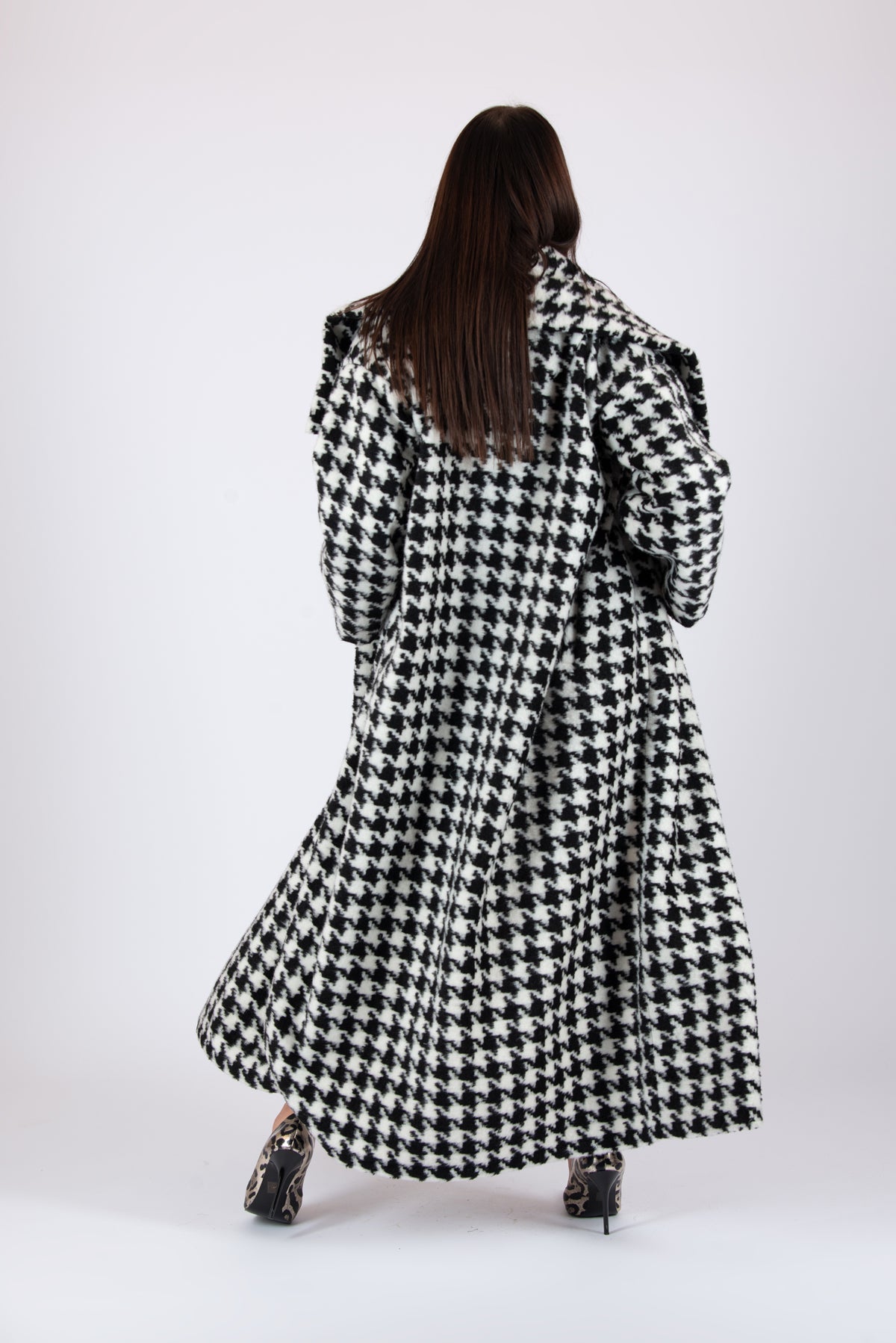 Black and white houndstooth winter coat Ofelia with belt - EUG Fashion #houndstooth
