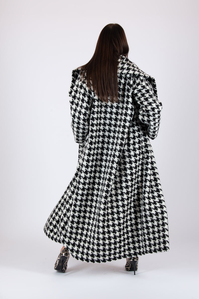 Black and white houndstooth winter coat Ofelia with belt - EUG Fashion #houndstooth
